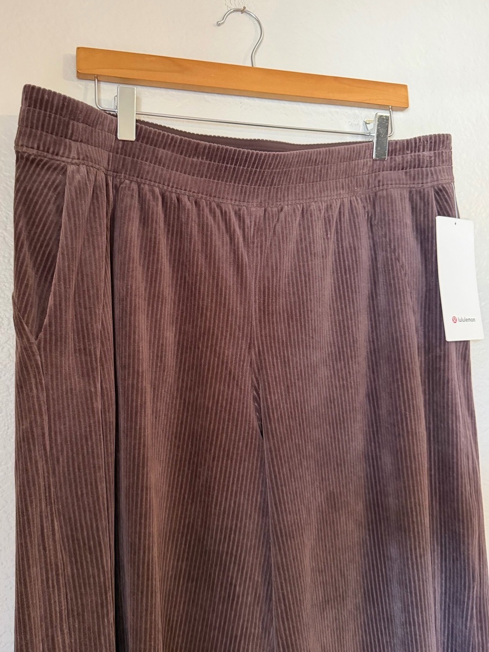 Lululemon Scuba Mid-Rise Wide-Leg Pant Velvet Cord Espresso NWT Size 14 Athletic - Picture 5 of 14